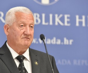 r12.08.2021., Zagreb - Predsjednik Vlade Andrej Plenkovic susreo se s generalima, zapovjedniicima i visokim casnicima koji su sudjelovali u vojno-redarstvenoj operaciji "Bljesak", u povodu zamolnice tuzilaštva Bosne i Hercegovine za pruzanje medjunarodne pravne pomoci dostavljene temeljem Sporazuma izmedju Vlade RH i Vlade BIH o pravnoj pomoci u gradjanskim i kaznenim stvarima. Nakon sastanka premijer Andrej Plenković i general Pavao Miljavac dali su izjave za medije.rPhoto: Davorin Visnjic/PIXSELL