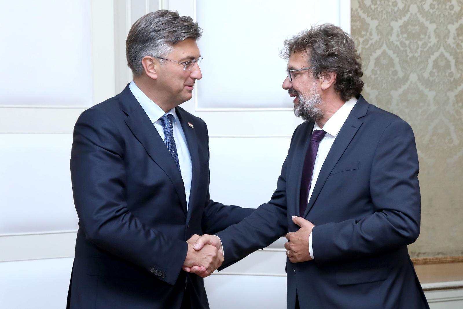 12.09.2019., Zagreb - Predsjednik Vlade Andrej Plenkovic primio je u Banskim dvorima predstavnike hrvatske nacionalne manjine u Republici Srbiji predsjednika Demokratskog saveza Hrvata u Vojvodini Tomislava Zigmanova, predsjednicu Hrvatskog nacionalnog vijeca u Republici Srbiji Jasnu Vojnic i predsjednika Izvrsnog odbora Hrvatskog nacionalnog vijeca Lazara Cvijina. rUz predsjednika Vlade sastanku su nazocili drzavni tajnik Sredisnjeg drzavnog ureda za Hrvate izvan Republike Hrvatske Zvonko Milas te drzavna tajnica u Ministarstvu vanjskih i europskih poslova Zdravka Busic.rPhoto: Patrik Macek/PIXSELL