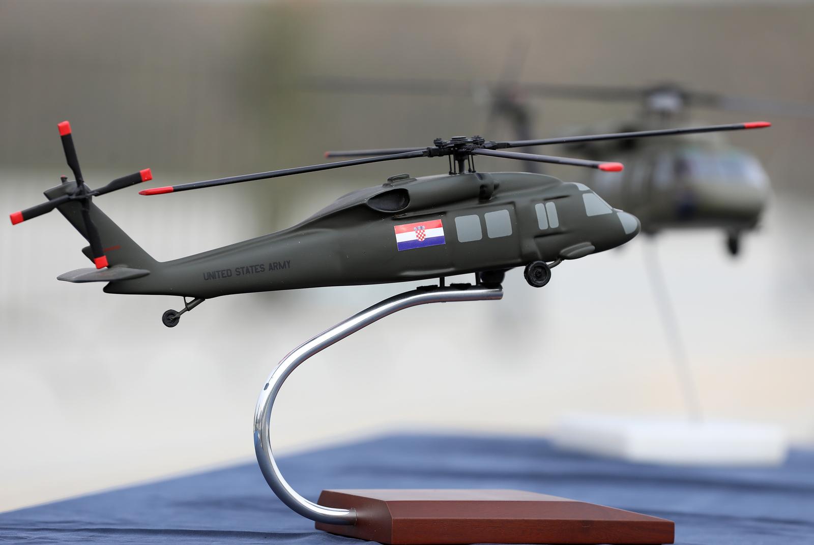 Zagreb: Predstavljeni helikopteri Black Hawk UH-60M 12.10.2018., Zagreb - U vojarni Pukovnik Marko Zivkovic na Plesu predstavljeni su visenamjenski helikopteri tipa Black Hawk UH-60 M koje je Republici Hrvatskoj darovala Vlada Sjedinjenih Americkih Drzava. rrPhoto: Jurica Galoic/PIXSELL
