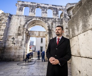 13.01.2022., Split - Dogradonacelnik Bojan Ivosevic u prolasku Srebrnim vratima koja su poprimila novu vizuru nakon uklanjanja standova. Photo: Miroslav Lelas/PIXSELL