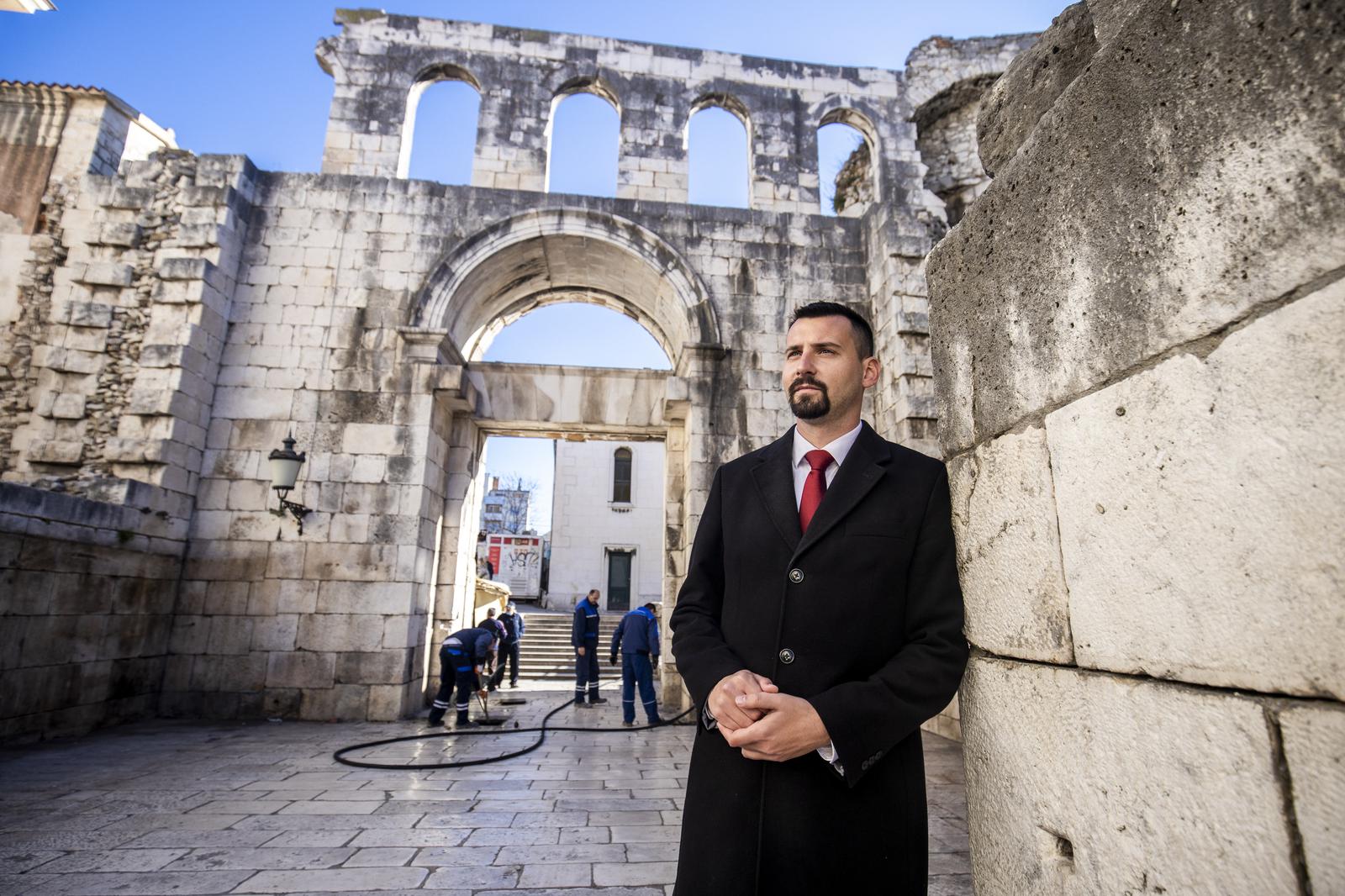 13.01.2022., Split - Dogradonacelnik Bojan Ivosevic u prolasku Srebrnim vratima koja su poprimila novu vizuru nakon uklanjanja standova. Photo: Miroslav Lelas/PIXSELL