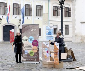 13.12.2021., Zagreb - Na Trgu svetog Marka odrzana je konferencija za medije i permormans clanova Udruge SIDRO, kojim su zeljeli ukazati na vaznost predskolskog odgoja.
 Photo: Patrik Macek/PIXSELL