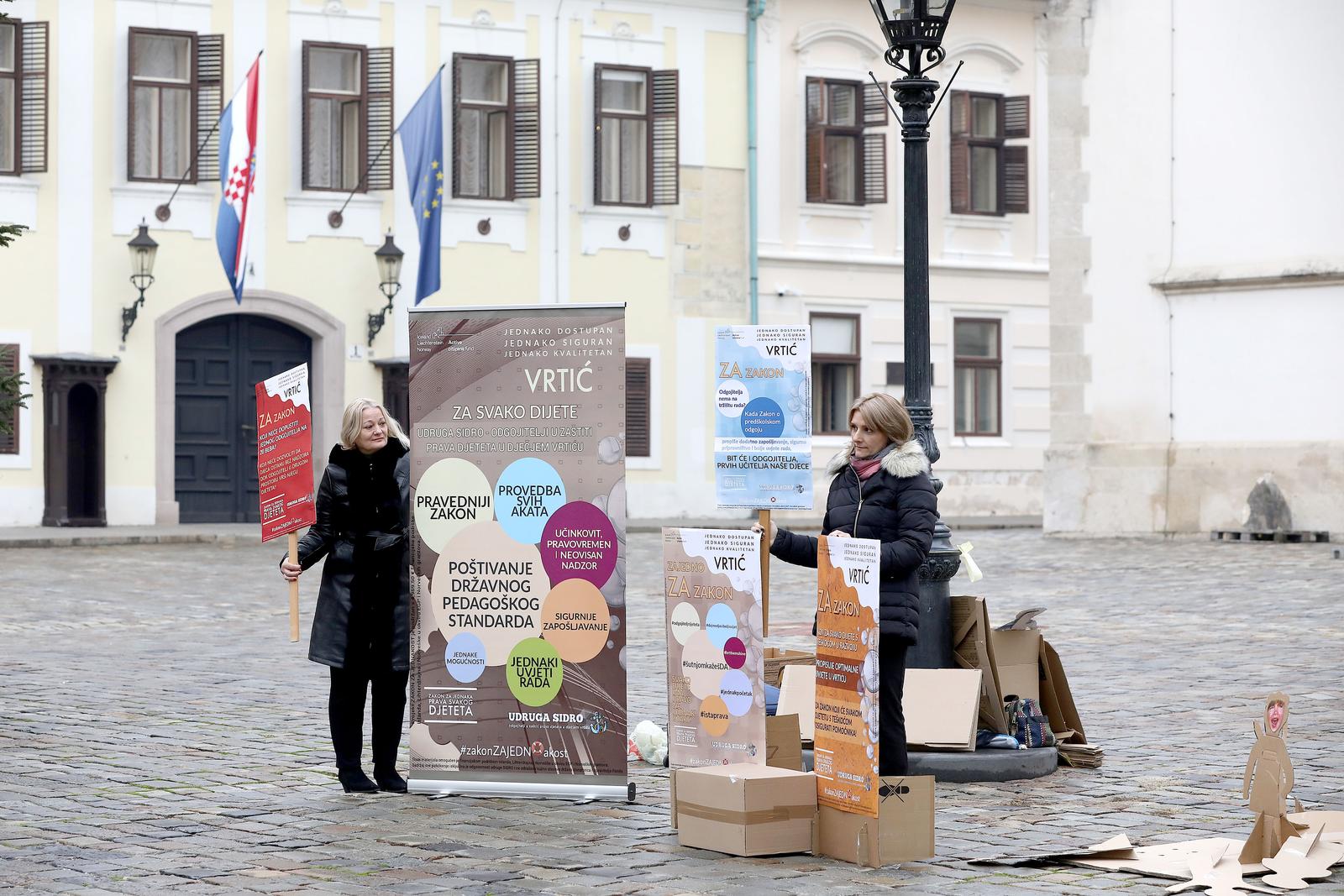 13.12.2021., Zagreb - Na Trgu svetog Marka odrzana je konferencija za medije i permormans clanova Udruge SIDRO, kojim su zeljeli ukazati na vaznost predskolskog odgoja.
 Photo: Patrik Macek/PIXSELL