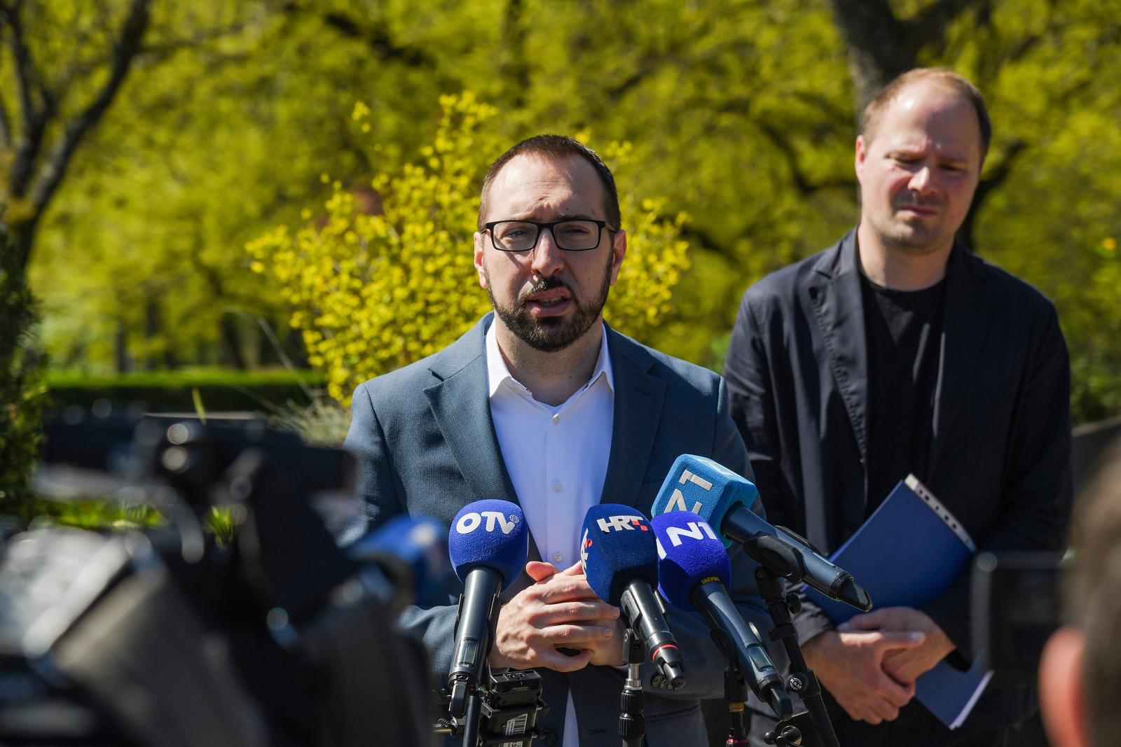 14.04.2022., Zagreb - Gradonacelnik Grada Zagreba Tomislav Tomasevic posjetio je raseljene osobe iz Ukrajine smjestene u Gradu mladih. Tomislav Tomasevic i Luka Korlaet Photo: Josip Regovic/PIXSELL
