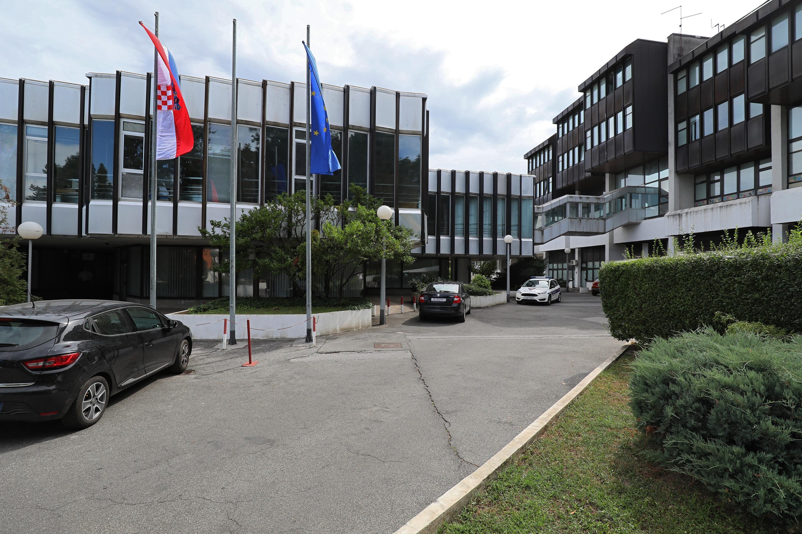 Zagreb: Nepoznati aktivisti jajima zasuli ulaz u Ministarstvo zdravstva 14.08.2018., Zagreb - Ulaz u zgradu Ministarstva zdravstva na Ksaveru nepoznati aktivisti zasuli su jajima.rr Photo: Jurica Galoic/PIXSELL