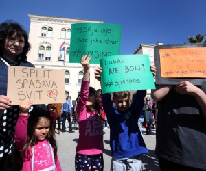 16.03.2019., Split - Na splitskoj Rivi u 11.55 sati odrzan prosvjed podrske zrtvama nasilja pod geslom 'I Split spasava svit'. rPhoto: Miranda Cikotic/PIXSELL