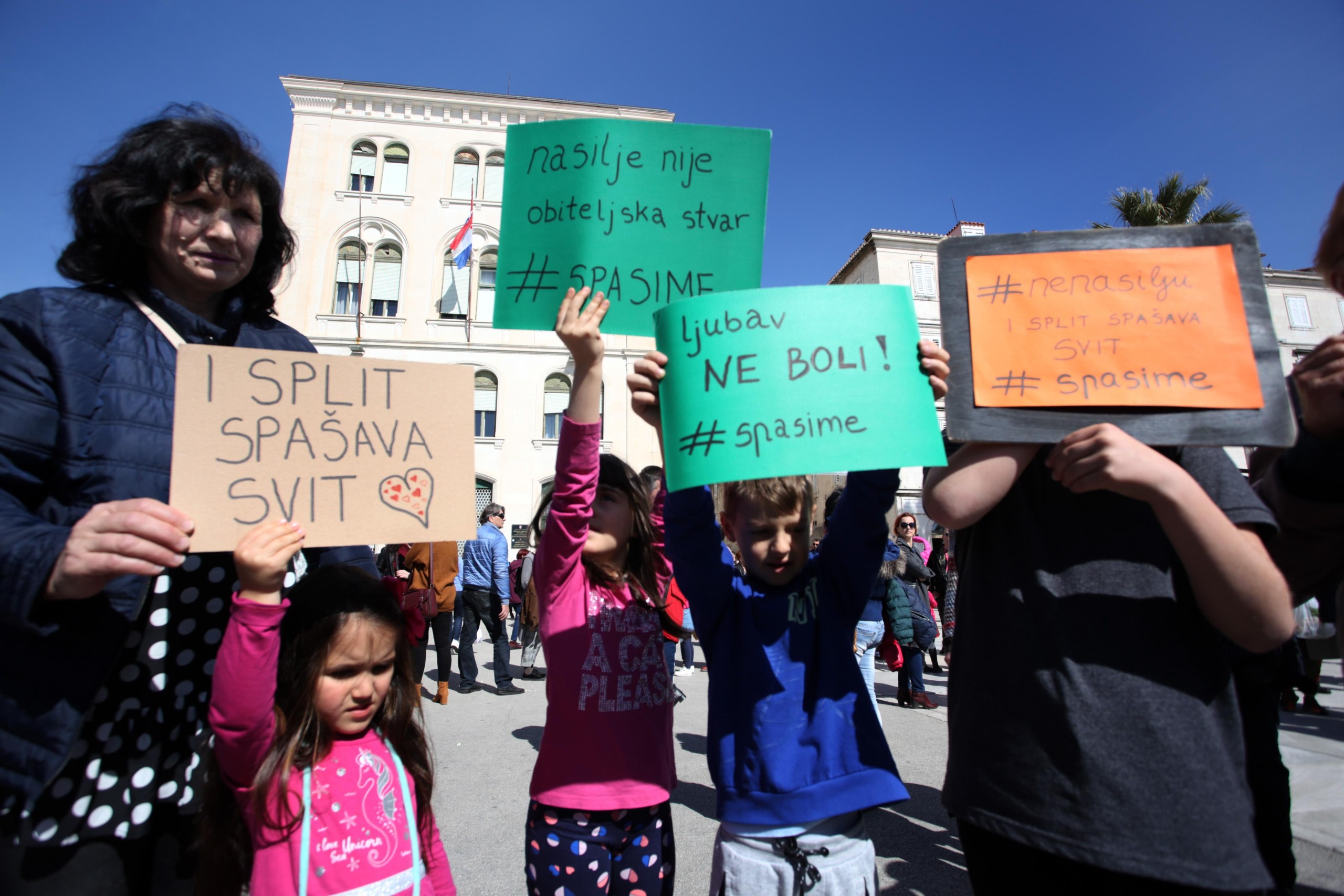 16.03.2019., Split - Na splitskoj Rivi u 11.55 sati odrzan prosvjed podrske zrtvama nasilja pod geslom 'I Split spasava svit'. rPhoto: Miranda Cikotic/PIXSELL