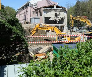 16.04.2020., Zagreb - Pocelo rusenje starih zgrada na Institutu za medicinska istrazivanja i medicinu rada na Ksaverskoj cesti kako bi mogla zapoceti gradnja novih. Photo: Emica Elvedji/PIXSELL