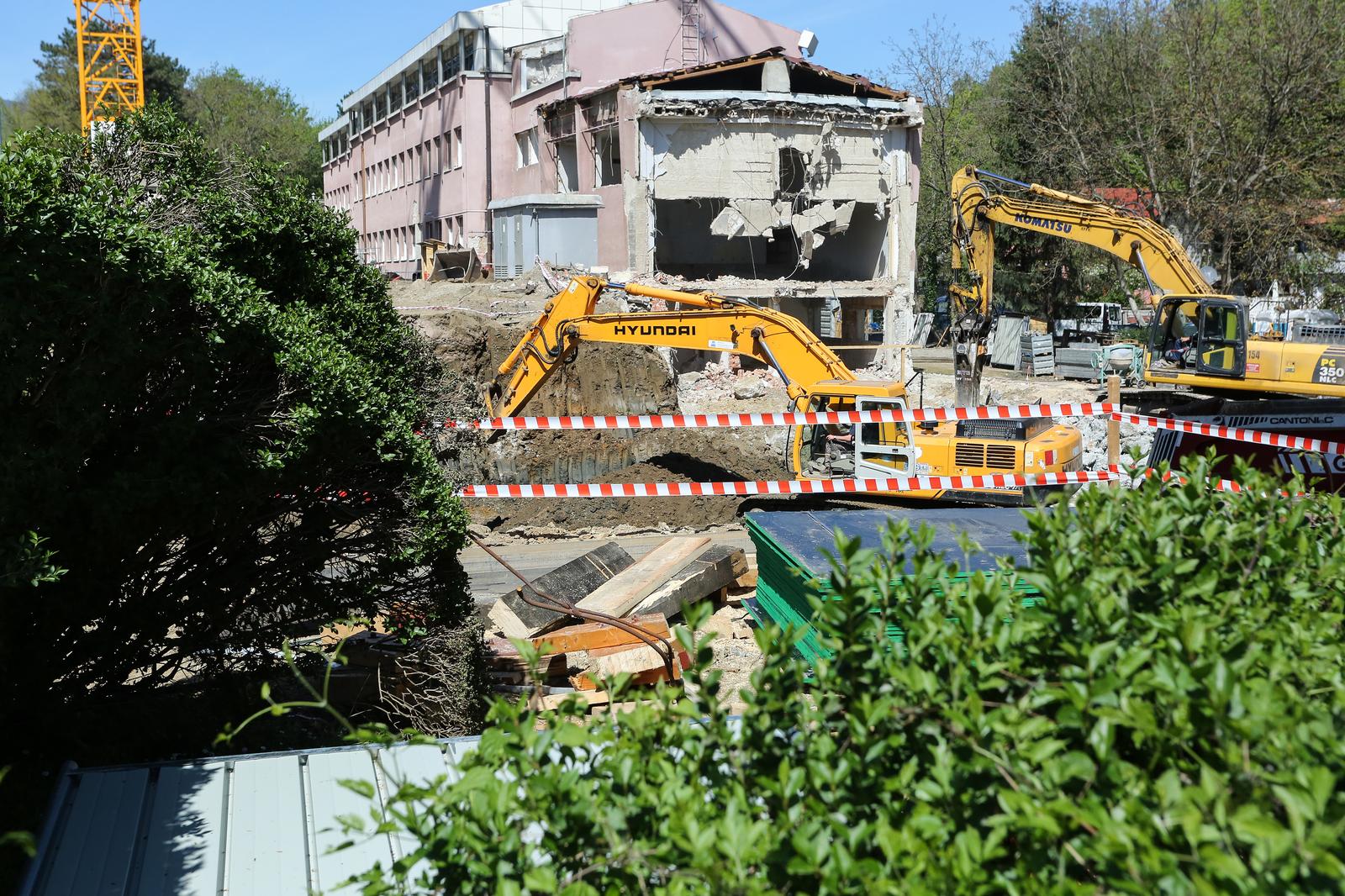 16.04.2020., Zagreb - Pocelo rusenje starih zgrada na Institutu za medicinska istrazivanja i medicinu rada na Ksaverskoj cesti kako bi mogla zapoceti gradnja novih. Photo: Emica Elvedji/PIXSELL