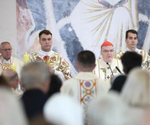17.04.2022., Zagreb - Bogosluzni prostor bl. Alojzija Stepinca. Zagrebacki nadbiskup kardinal Josip Bozanic predvodio je euharistijsko slavlje na vazam nedjelje Uskrsnuca gospodnjeg. Na misi je bio i premijer Andrej Plenkovic, potpredsjednik Vlade i ministar hrvatskih branitelja Tomo Medved, potpredsjednik Vlade i ministar unutarnjih poslova Davor Bozinovic i ministrica kulture i medija Nina Obuljen Korzinek. Photo: Sanjin Strukic/PIXSELL