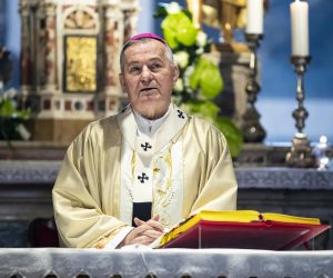 17.04.2022., Split - Splitsko-makarski nadbiskup Marin Barisic predvodio je svecano bogosluzje s uskrsnim blagoslovom u splitskoj katedrali Sv. Dujma.

 Photo: Milan Sabic/PIXSELL