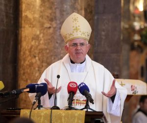 17.04.2022., Rijeka - Svecano euharistijsko slavlje u katedrali Svetog Vida na svetkovinu Uskrsa predvodio je rijecki nadbiskup koadjutor mons. Mate Uzinic.  

 Photo: Goran Kovacic/PIXSELL