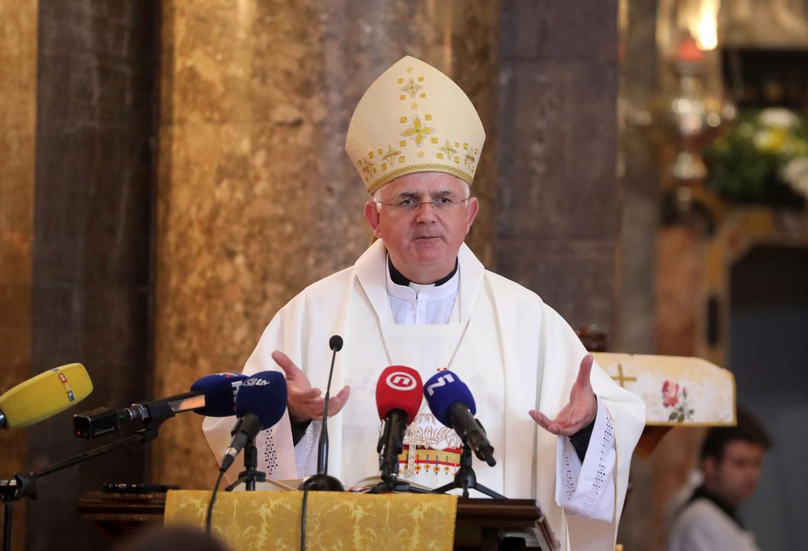 17.04.2022., Rijeka - Svecano euharistijsko slavlje u katedrali Svetog Vida na svetkovinu Uskrsa predvodio je rijecki nadbiskup koadjutor mons. Mate Uzinic.  

 Photo: Goran Kovacic/PIXSELL