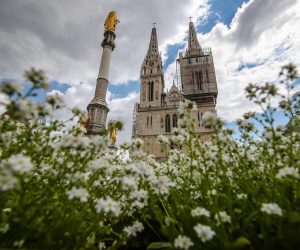 17.04.2022., Zagreb - Kaptol. Iako se ni ove godine euharistisko slavlje nedjelje Uskrsnuca gospodnjeg ne odrzava u katedrali mnogi su odlucili prosetati do kaptola ne bi li u ovo suncano ali vjetrovito uskrsnje jutro uz ovu crkvu bili dio ovogodisnje blagdanske atmosfere. Photo: Sanjin Strukic/PIXSELL
