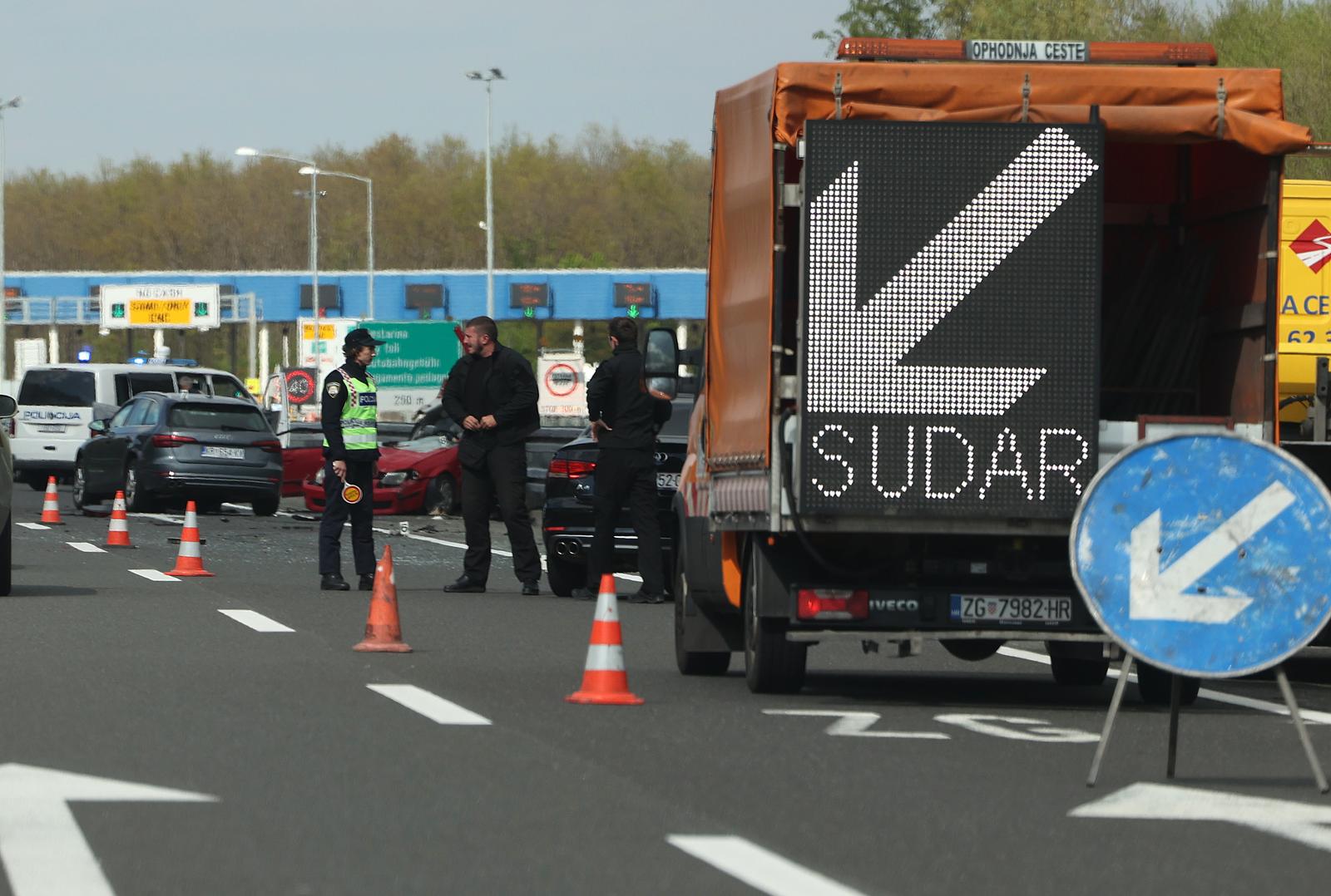 17.04.2022., Zagreb - Prometna nesreca na autocesti A1 kod naplatne postaje Demerje prema Luckom, jedna osoba smrtno stradala, a dvije teze ozlijedene. Photo: Marko Prpic/PIXSELL