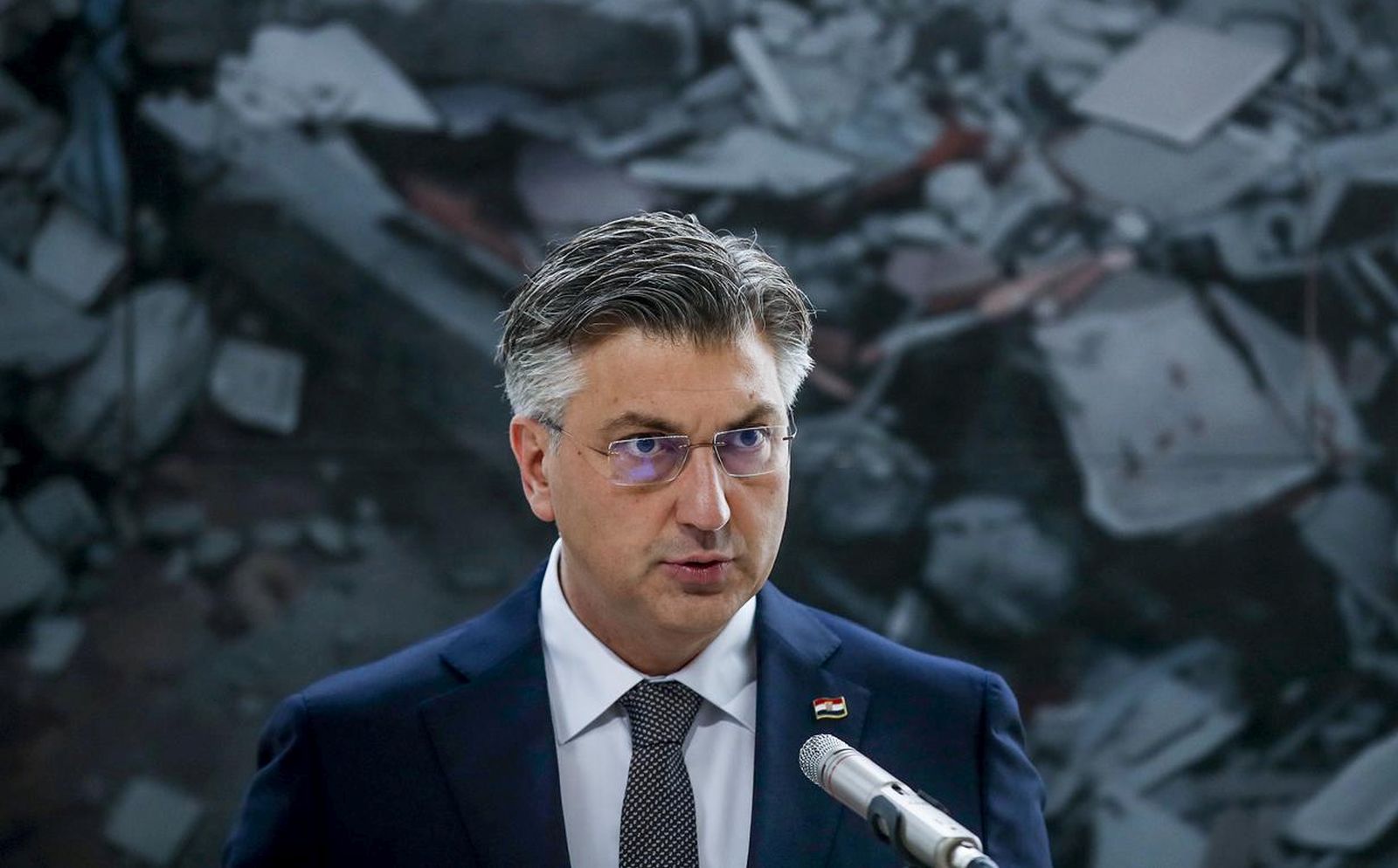 17.11.2021., Zagreb - U Nacionalnoj sveucilisnoj knjiznjici predsjednik Vlade Andrej Plenkovic sudjelovao je na otvorenju izlozbe ZRTVA VUKOVARA 1991. u suvremenoj umjetnosti temeljem medjunarodnog natjecaja za vizualne umjetnosti iz 2020./2021. Predsjednik Vlade Andrej Plenkovic.
  Photo: Slavko Midzor/PIXSELL