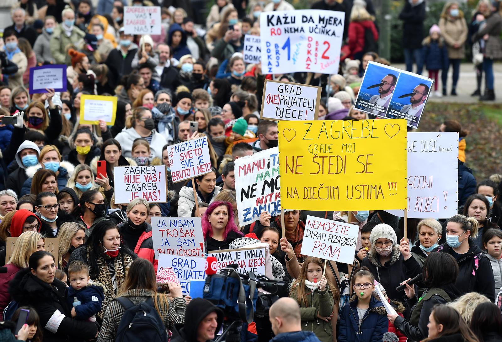 17.11.2021., Zagreb - Prosvjed majki odgojiteljica ispred Gradskog poglavarstva zbog ukidanja statusa.  Photo: Marko Lukunic/PIXSELL