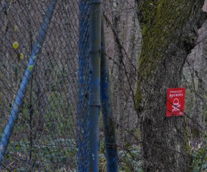 20.12.2021., Trgovska gora (HR) i Novi Grad (BiH) - Trgovska gora je vec tjednima u fokusu odnosa izmedju BiH i Hrvatske zbog planova Hrvatske da radioaktivni otpad iz NE Krsko kroz nekoliko godina pocne skladistiti u ovoj bivsoj vojarni nadomak granice sa BiH i rijekom Unom. Ekipa Pixsella obisla je Trgovsku goru i skladista gdje su planirana odlaganja ovog otpada, kao i Novi Grad u BiH gdje su nam sagovornici bili gradjani ovog BH gradića, Aleksandar Jankovic, advokat, i Mario Crnkovic, eko aktivista iz NGO Green Team.  Photo: Dejan Rakita/PIXSELL