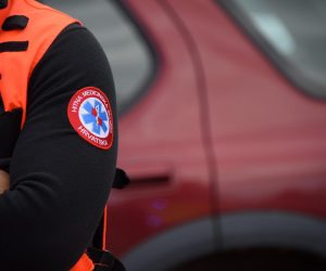 21.02.2022., Pula - Paljenjem sirena tocno u podne djelatnici Hitne pomoci i sanitetskog prijevoza prosvjedovali su jer jedino njihovi djelatnici nemaju benificiran radni staz. Photo: Sasa Miljevic/PIXSELL