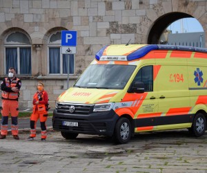 21.02.2022., Pula - Paljenjem sirena tocno u podne djelatnici Hitne pomoci i sanitetskog prijevoza prosvjedovali su jer jedino njihovi djelatnici nemaju benificiran radni staz. Photo: Sasa Miljevic/PIXSELL