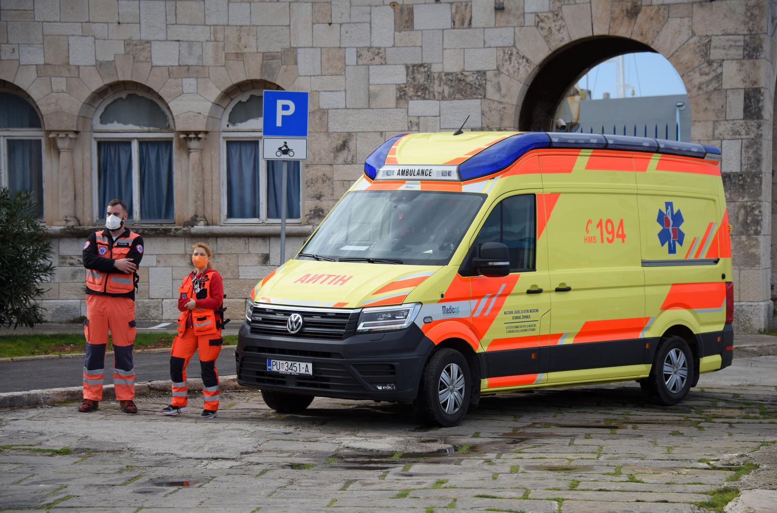 21.02.2022., Pula - Paljenjem sirena tocno u podne djelatnici Hitne pomoci i sanitetskog prijevoza prosvjedovali su jer jedino njihovi djelatnici nemaju benificiran radni staz. Photo: Sasa Miljevic/PIXSELL