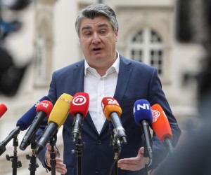21.04.2022., Zagreb - Predsjednik Republike Zoran Milanovic obisao dvije izlozbe postavljene u galeriji Klovicevi dvori, „Korijeni i krila : Valho Bukovac u Zagrebu, Cavtatu i Becu, 1893.-1903.“ te „Klimt u Rijeci – Ljubav, smrt, ekstaza“. Nakon posjete muzeju, predsjednik je dao izjavu za medije.
  Photo: Robert Anic/PIXSELL
