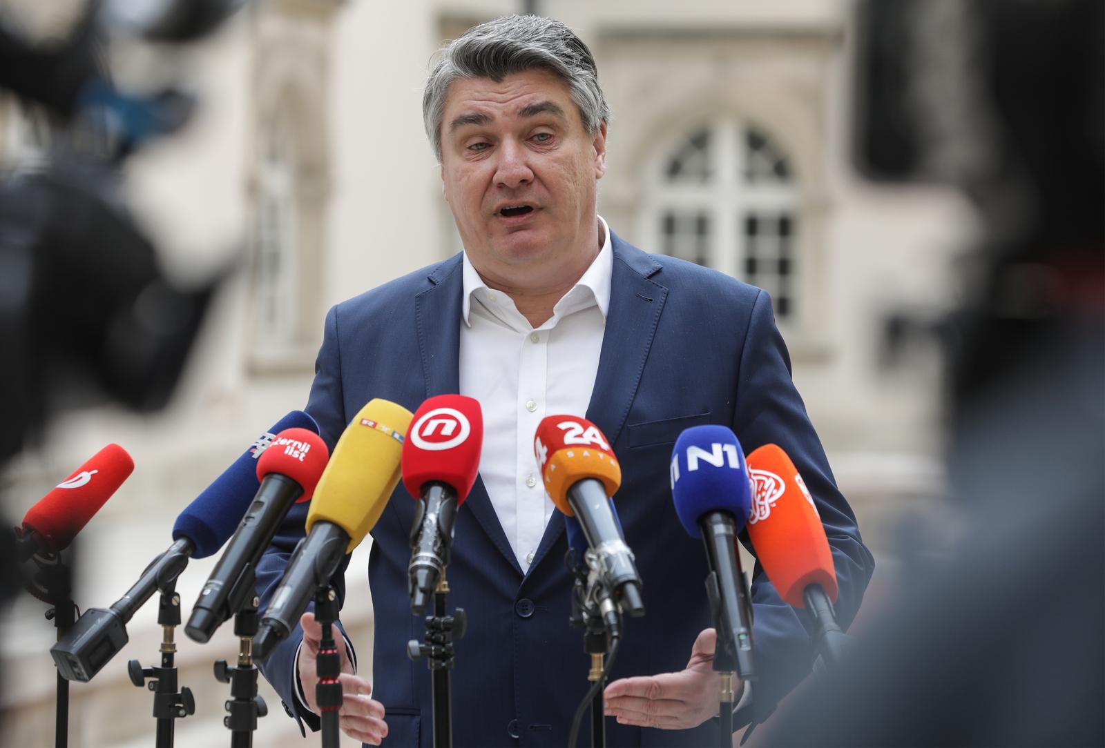 21.04.2022., Zagreb - Predsjednik Republike Zoran Milanovic obisao dvije izlozbe postavljene u galeriji Klovicevi dvori, „Korijeni i krila : Valho Bukovac u Zagrebu, Cavtatu i Becu, 1893.-1903.“ te „Klimt u Rijeci – Ljubav, smrt, ekstaza“. Nakon posjete muzeju, predsjednik je dao izjavu za medije.
  Photo: Robert Anic/PIXSELL