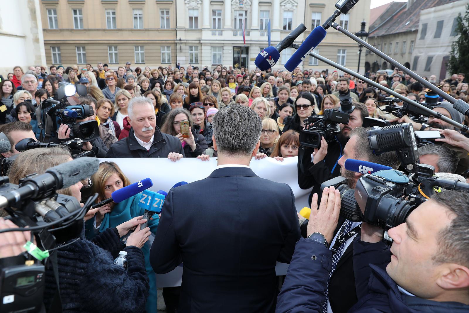 21.11.2019., Zagreb -Premijer Plenkovic obratio se izmedju dva protokola prosvjednicima na Trgu svetog Marka. r"nPhoto: Patrik Macek/PIXSELL