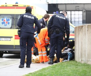 22.04.2022.Zagreb- Policija i hitna pomoc pokusavaju pomoci dvojici migranata koji su u losem fizickom stanju ostavljeni na krizanju Oreskoviceve i Miholiceve ulice.  Photo: Boris Scitar/Vecernji list/PIXSELL