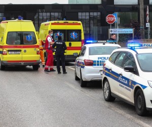 21.04.2022. Zagreb.   Policija i hitna pomoc pokusavaju pomoci dvojici migranta koji su ostavljeni na cesti u losem stanju.  Photo: Zeljko Lukunic/PIXSELL