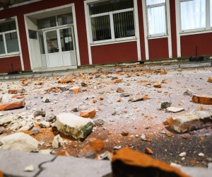 22.04.2022., Mostar, Bosna i Hercegovina -  Potres jacine 6.1 stupnjeva po Rihteru pogodio je Hercegovinu u 23 sata i 7 minuta. U ulici Maršala Tita sa stambene zgrade pale su cigle. Na teren su izasli pripadnici profesionalne vatrogasne postrojbe.  Photo: Denis Kapetanovic/PIXSELL