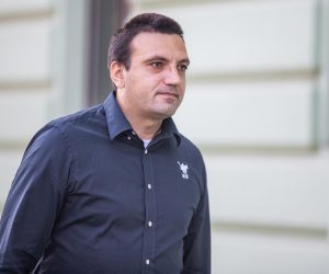 22.09.2020., Osijek - Na Zupanijskom sudu u Osijeku nastavljeno je sudjenje optuzenima u aferi SMS-a. Franjo Varga u pratnji odvjetnika stigao je na sud. Photo: Davor Javorovic/PIXSELL