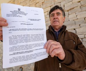 24.01.2022., Zadar - Mladena Custica iz Briseva priveli su policijski sluzbenici, a potom je dobio i optuzni prijedlog zbog komentara o Andreju Plenkovicu na svom Facebook profilu.    Photo: Dino Stanin/PIXSELL