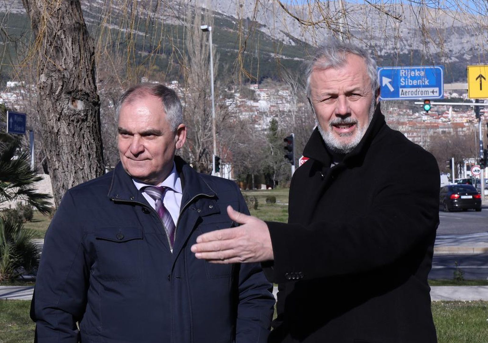24.01.2022.,Solin-Ministar Oleg  Butkovic nakon Zadra posjetio i Solin, gdje je prisustvovao na uvodjenju izvodjaca u posao na projektu rekonstrukcije raskrizja Sirina. Rijec je o raskrizju na DC8 iz smjera Kastela prema Splitu u Solinu. Uz ministra Butkovica uz ostale uzvanike prisustvovao je i predsjednik Uprave Hrvatskih cesta Josip Skoric. Photo: Ivo Cagalj/PIXSELL
