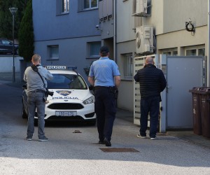 25.09.2021., Zagreb - Policija obavlja ocevid ispred zgrade u Mlinovima, u kojoj je nocas ubijeno troje ljudi. Photo: Marko Prpic/PIXSELL