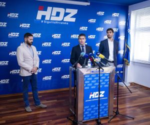 26.10.2021., Split - HDZ Split odrzao konferenciju za medije na kojoj su govorili o posljednjim dogadanjima u Gradskom vijecu i stanju u Gradu. Jaksa Balov, Vice Mihanovic, Stipe Cogelja Photo: Miroslav Lelas/PIXSELL