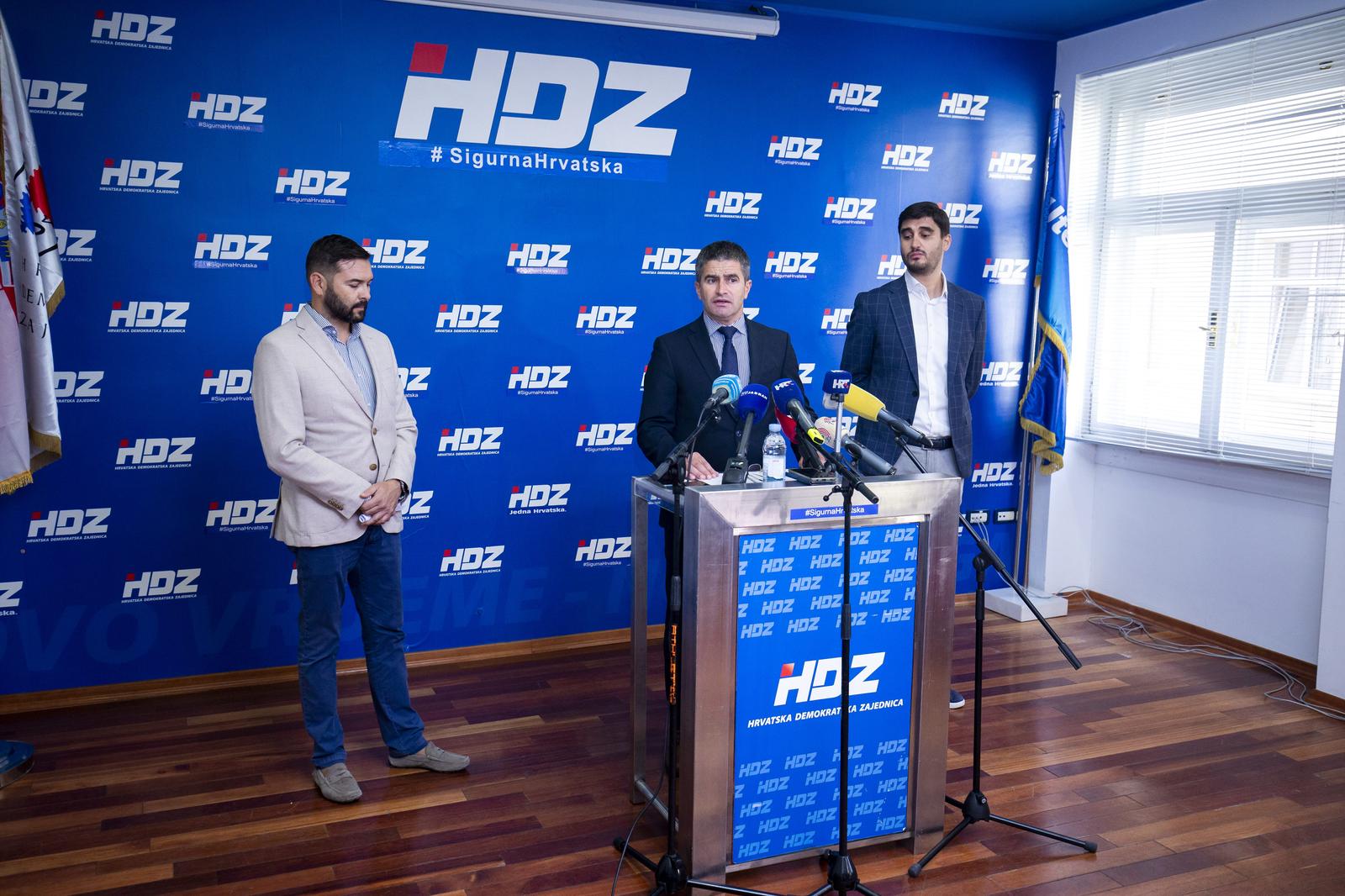 26.10.2021., Split - HDZ Split odrzao konferenciju za medije na kojoj su govorili o posljednjim dogadanjima u Gradskom vijecu i stanju u Gradu. Jaksa Balov, Vice Mihanovic, Stipe Cogelja Photo: Miroslav Lelas/PIXSELL