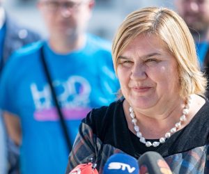 27.03.2022., Osijek, Trg Vatroslava Lisinskog u Tvrdji. Inicijativa Hod za zivot, obitelj i Hrvatsku odrzala je konferenciju za novinare na kojoj su sudjelovali predstavnici deset gradova u kojima se ove godine odrzava Hod za zivot te Zeljka Markic, izvrsna direktorica udruge "U ime obitelji". Na vaznost zauzimanja za postovanje, zakonsku te svaku drugu zastitu zivota svakog covjeka od zaceca do prirodne smrti na posebno dramatican nacin podsjeca i rat u Ukrajini, gdje se oduzimaju zivoti tolikih ljudi, porucuju iz te inicijative.  Photo: Davor Javorovic/PIXSELL