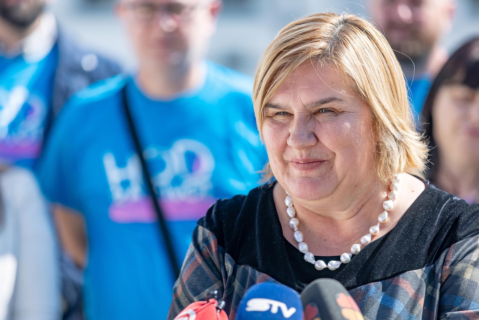 27.03.2022., Osijek, Trg Vatroslava Lisinskog u Tvrdji. Inicijativa Hod za zivot, obitelj i Hrvatsku odrzala je konferenciju za novinare na kojoj su sudjelovali predstavnici deset gradova u kojima se ove godine odrzava Hod za zivot te Zeljka Markic, izvrsna direktorica udruge "U ime obitelji". Na vaznost zauzimanja za postovanje, zakonsku te svaku drugu zastitu zivota svakog covjeka od zaceca do prirodne smrti na posebno dramatican nacin podsjeca i rat u Ukrajini, gdje se oduzimaju zivoti tolikih ljudi, porucuju iz te inicijative.  Photo: Davor Javorovic/PIXSELL
