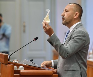 27.04.2022., Zagreb - Redovna sjednica Sabora. Hrvoje Zekanovic u Sabornicu donio vrecicu bijelog praha i kaze da je nasao na Pantovcaku.  Photo: Marko Lukunic/PIXSELL