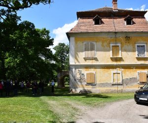27.05.2021., Pozega - Ministrica regionalnog razvoja i fondova Europske unije Natasa Tramisak sa zupanicom Pozesko-slavonske zupanije Antonijom Jozic i gradonacelnikom Grada Pozege Zeljkom Glavicem odrzala je radni sastanak. Nakon toga posjetila je dvorca Trenkovo cija se projektna dokumentacija financira sredstvima EU.rPhoto: Ivica Galovic/PIXSELL