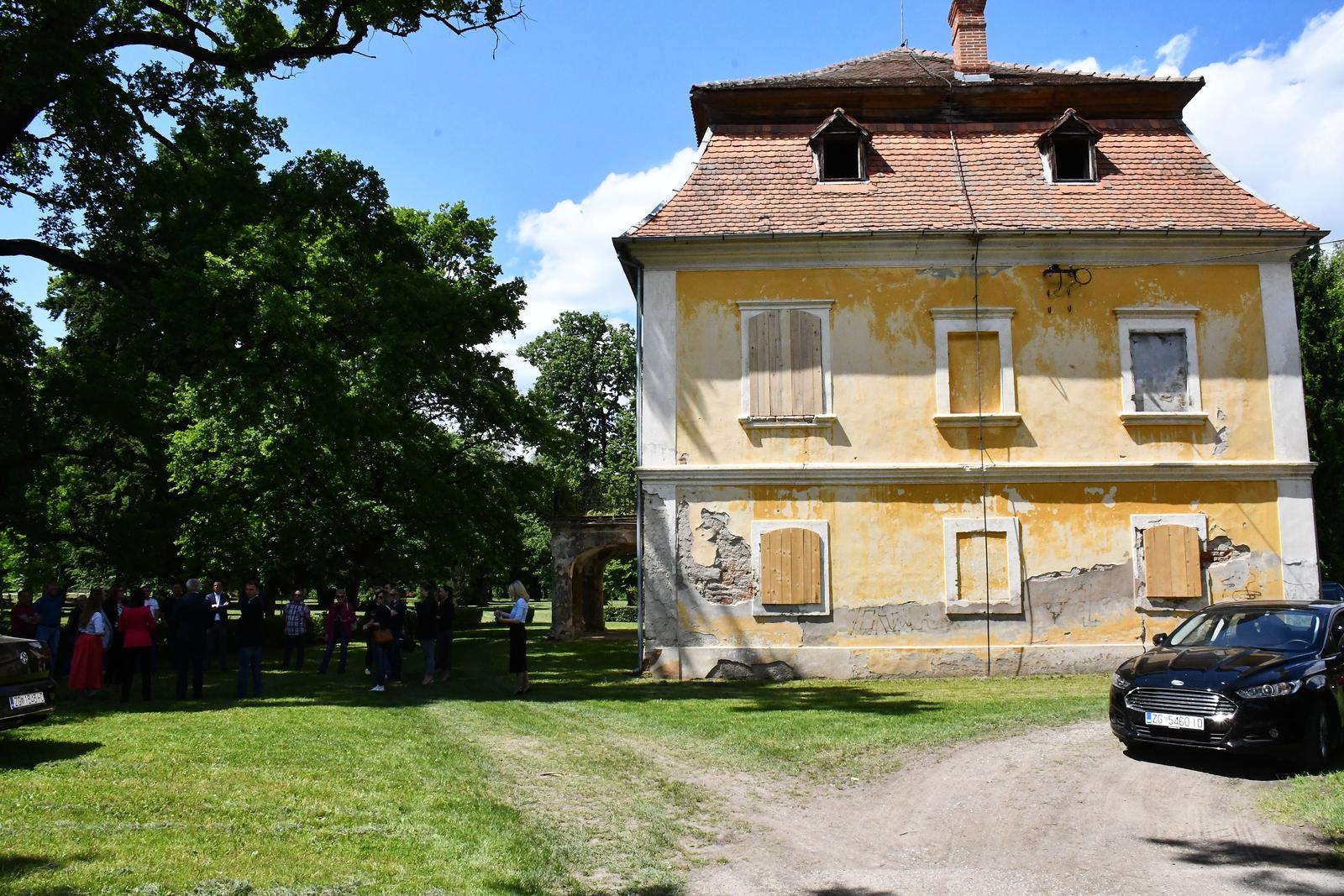 27.05.2021., Pozega - Ministrica regionalnog razvoja i fondova Europske unije Natasa Tramisak sa zupanicom Pozesko-slavonske zupanije Antonijom Jozic i gradonacelnikom Grada Pozege Zeljkom Glavicem odrzala je radni sastanak. Nakon toga posjetila je dvorca Trenkovo cija se projektna dokumentacija financira sredstvima EU.rPhoto: Ivica Galovic/PIXSELL