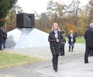 27.10.2016., Tezno, Slovenija - Predsjednica RH Kolinda Grabar-Kitarovic je s Predsjednikom Republike Slovenije, Borutom Pahorom, polozila vijence i odala pocast zrtvama masovne grobnice Huda Jama u spomen parku Dobrava u Teznom kraj Maribora. Vesna Terselic. rPhoto: Boris Scitar/Vecernji list/PIXSELL
