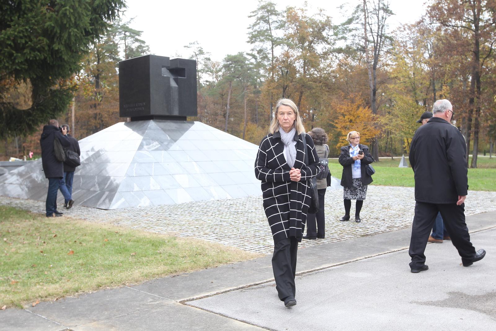 27.10.2016., Tezno, Slovenija - Predsjednica RH Kolinda Grabar-Kitarovic je s Predsjednikom Republike Slovenije, Borutom Pahorom, polozila vijence i odala pocast zrtvama masovne grobnice Huda Jama u spomen parku Dobrava u Teznom kraj Maribora. Vesna Terselic. rPhoto: Boris Scitar/Vecernji list/PIXSELL
