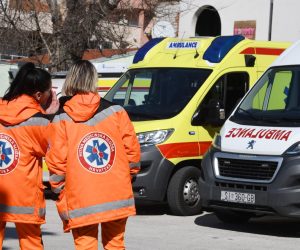 28.02.2022., Sibenik - Paljenjem sirena tocno u podne djelatnici Hitne pomoci i sanitetskog prijevoza nastavili su prosvjedovati trazeci benificiran radni staz. Photo: Hrvoje Jelavic/PIXSELL