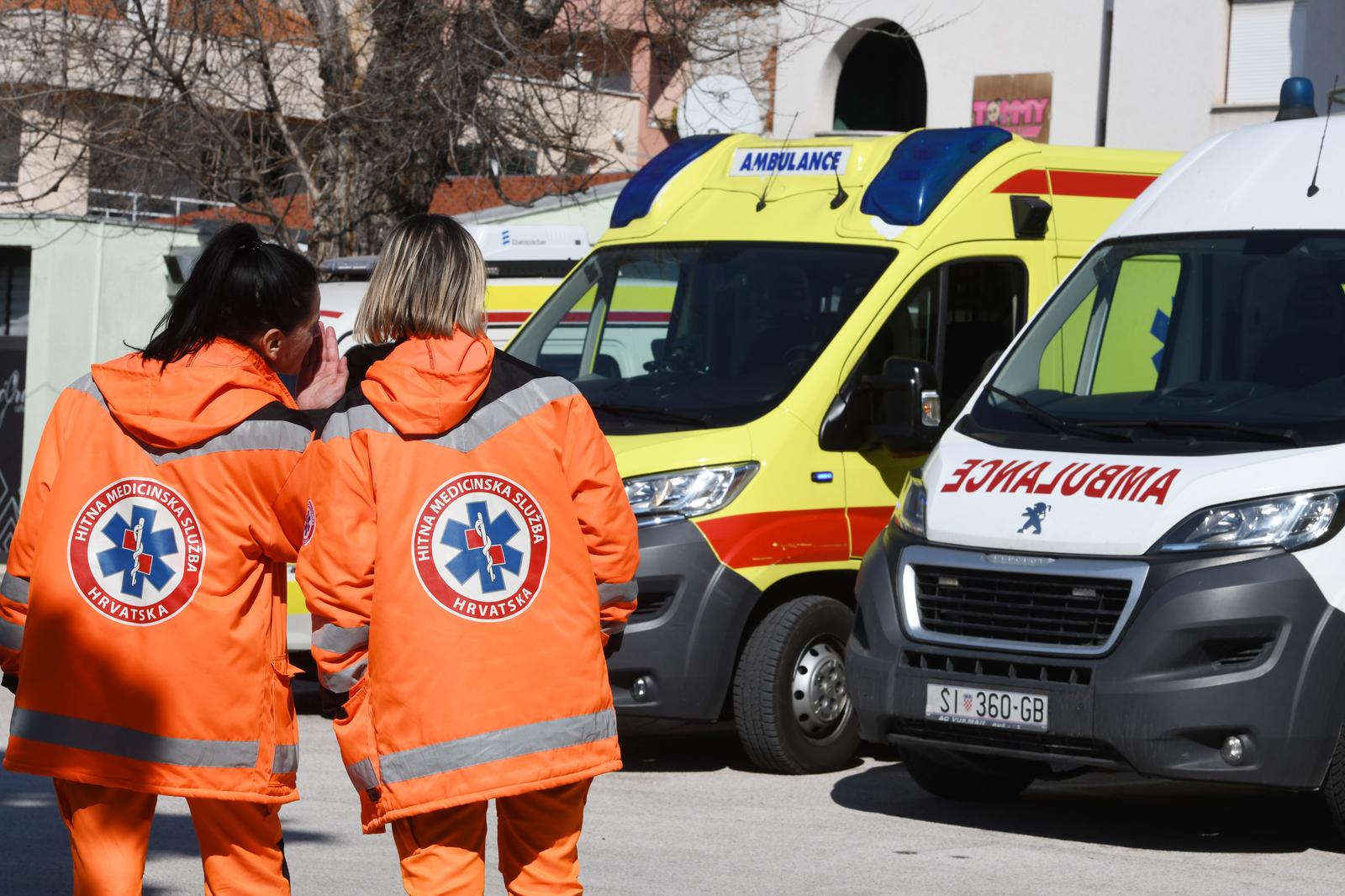 28.02.2022., Sibenik - Paljenjem sirena tocno u podne djelatnici Hitne pomoci i sanitetskog prijevoza nastavili su prosvjedovati trazeci benificiran radni staz. Photo: Hrvoje Jelavic/PIXSELL