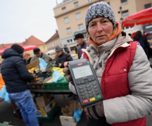 Zagreb: Živi zid na Dolcu govorio o novim zakonima vezanih uz fiskalizaciju 28.11.2018., Zagreb - Na trznici Dolac Zivi zid je odrzao konferenciju za medije na temu zakonskih izmjena koje se ticu fiskalizacije. Ivan Pernar sa suradnikom i ljudima koji rade na trznici. rPhoto: Marko Lukunic/PIXSELL