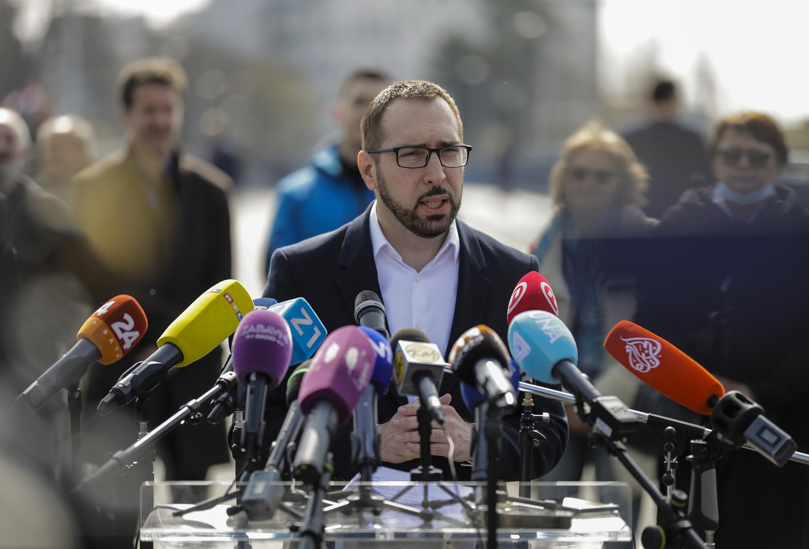 29.03.2022,Zagreb -  Otvaranje pjesackog Savskog mosta za javnost nakon kompletne rekonstrukcije. Most je otvorio gradonacelnik Tomislav Tomasevic sa suradnicima.
  Photo: Jurica Galoic/PIXSELL