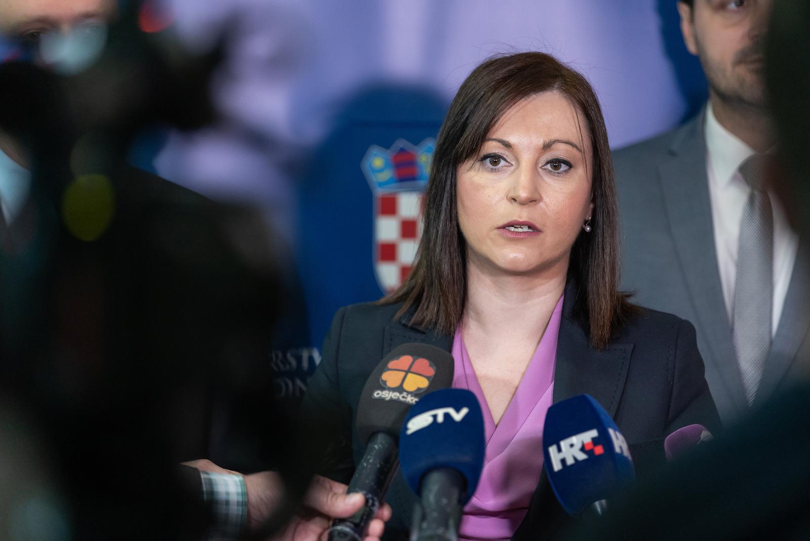 29.04.2022., Osijek - Konferencija o industrijskoj tranziciji hrvatskih regija. Konferenciji je prisustvovala ministrica regionalnoga razvoja i fondova Europske unije, Natasa Tramisak, dekan Fakulteta agrobiotehničkih znanosti Osijek, Krunoslav Zmaic, zamjenik gradonačelnika Grada Osijeka, Dragan Vulin, zamjenik zupana Osjecko-baranjske zupanije, Josip Miletic i drugi dionici iz javnog i privatnog sektora. Photo: Davor Javorovic/PIXSELL
