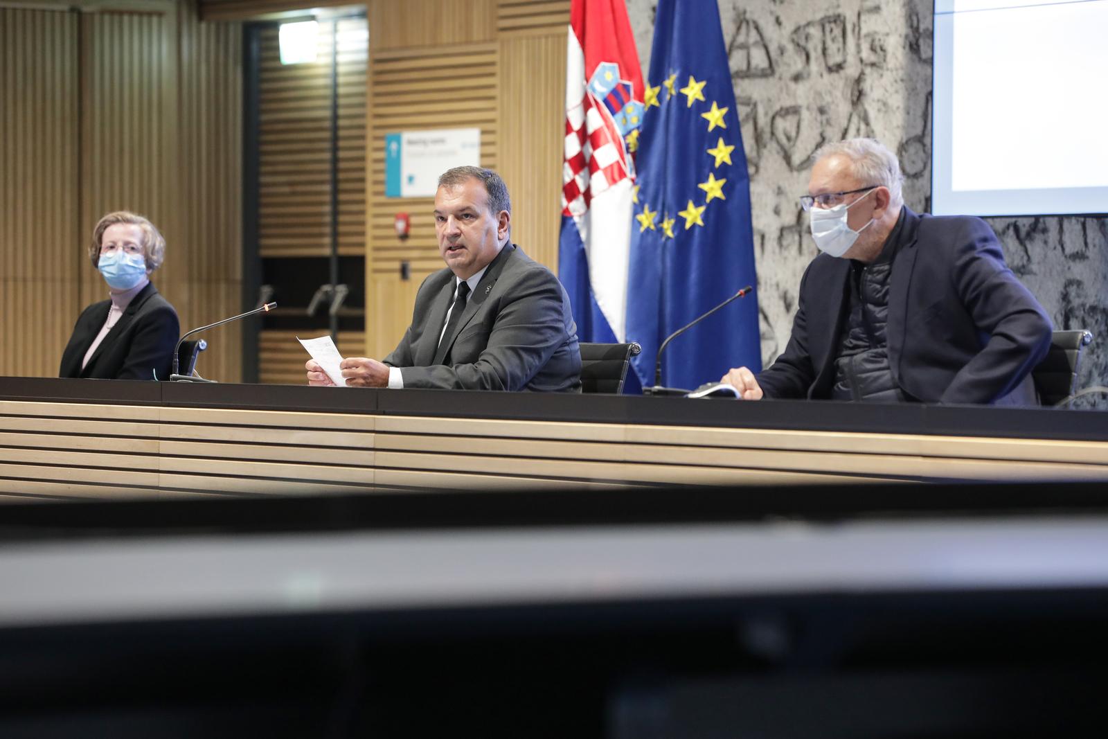 29.10.2021., Zagreb - Nacionalni stozer civilne zastite odrzao je konferenciju za medije u Nacionalnoj i sveucilisnoj knjiznici. Ravnateljica Klinike za infektivne bolesti "Dr. Fran Mihaljevic" Alemka Markotic, ministar zdravstva Vili Beros, ministar unutarnjih poslova Davor Bozinovic, ravnatelj Hrvatskog zavoda za javno zdravstvo (HZJZ) Krunoslav Capak.   Photo: Robert Anic/PIXSELL